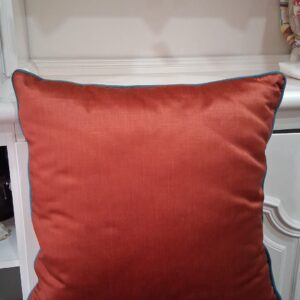 Cuscino ruggine con livetto turchese 50x50