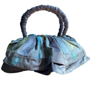 Borsetta Patchwork in Tessuti Verdi e Turchesi con Ricamo Floreale